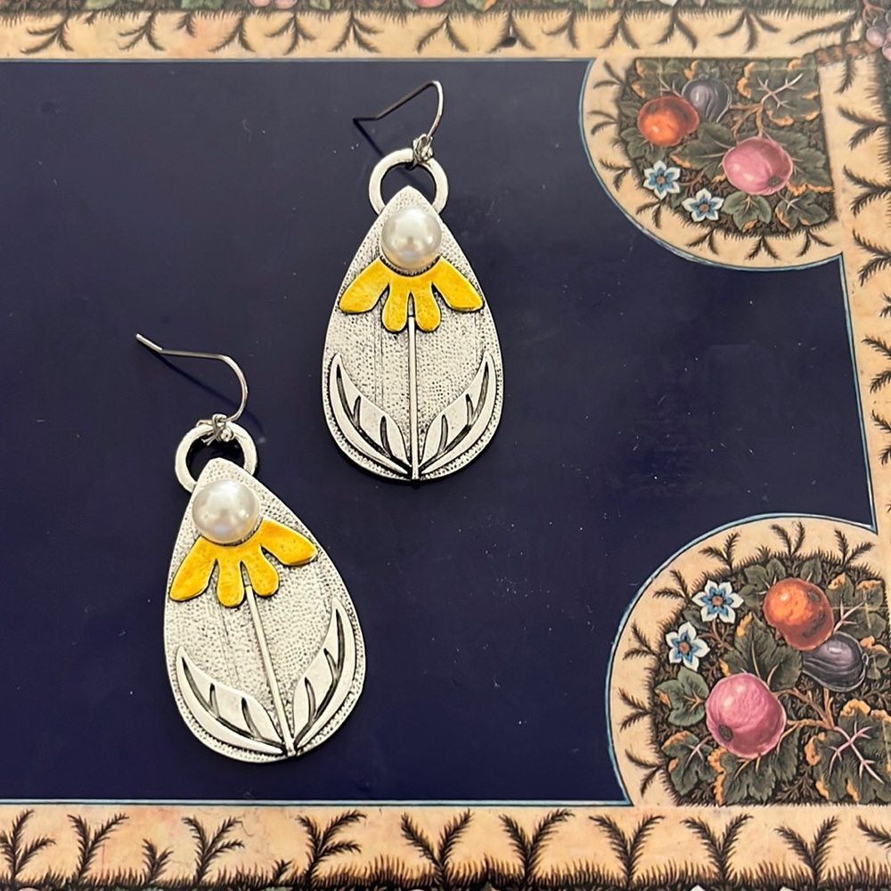 Daisy large silver tone/goldtone dangle earrings with pearl NWOT